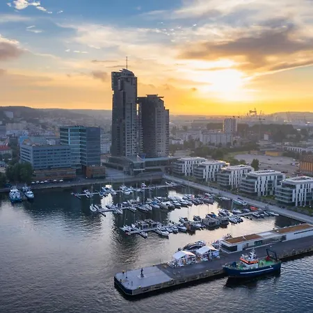 Golden Star***** - Yacht Park * غدينيا